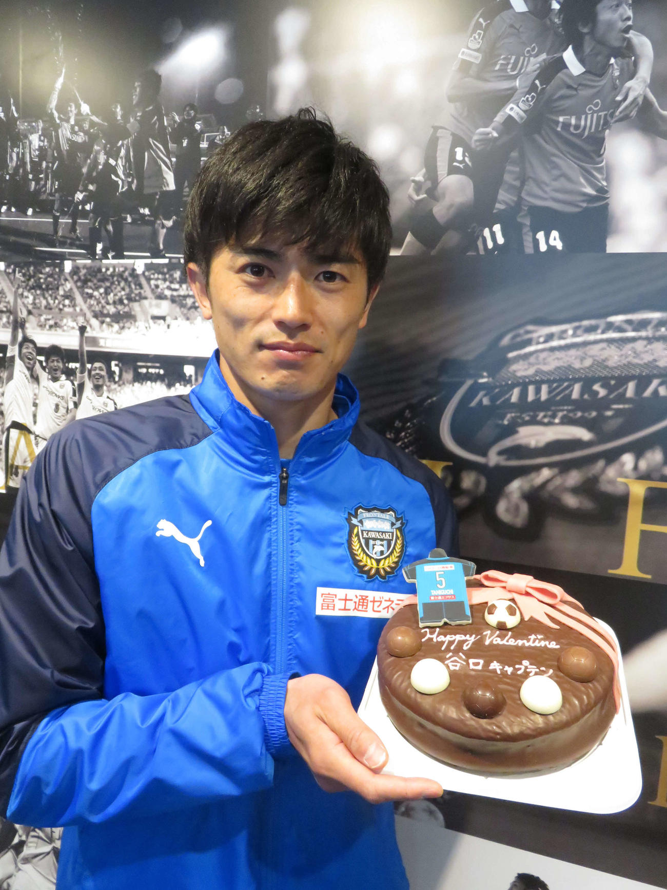 バレンタインデーのチョコとしてロッテから贈呈された特製チョコパイを贈呈された川崎FのDF谷口主将