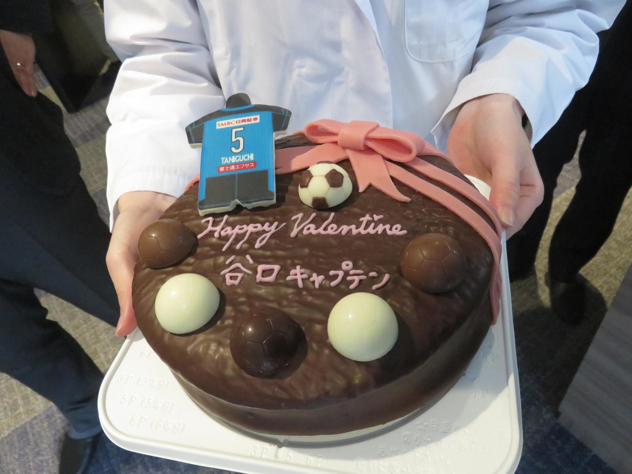 バレンタインデーのチョコとして川崎FのDF谷口主将にロッテから贈呈された特製チョコパイ