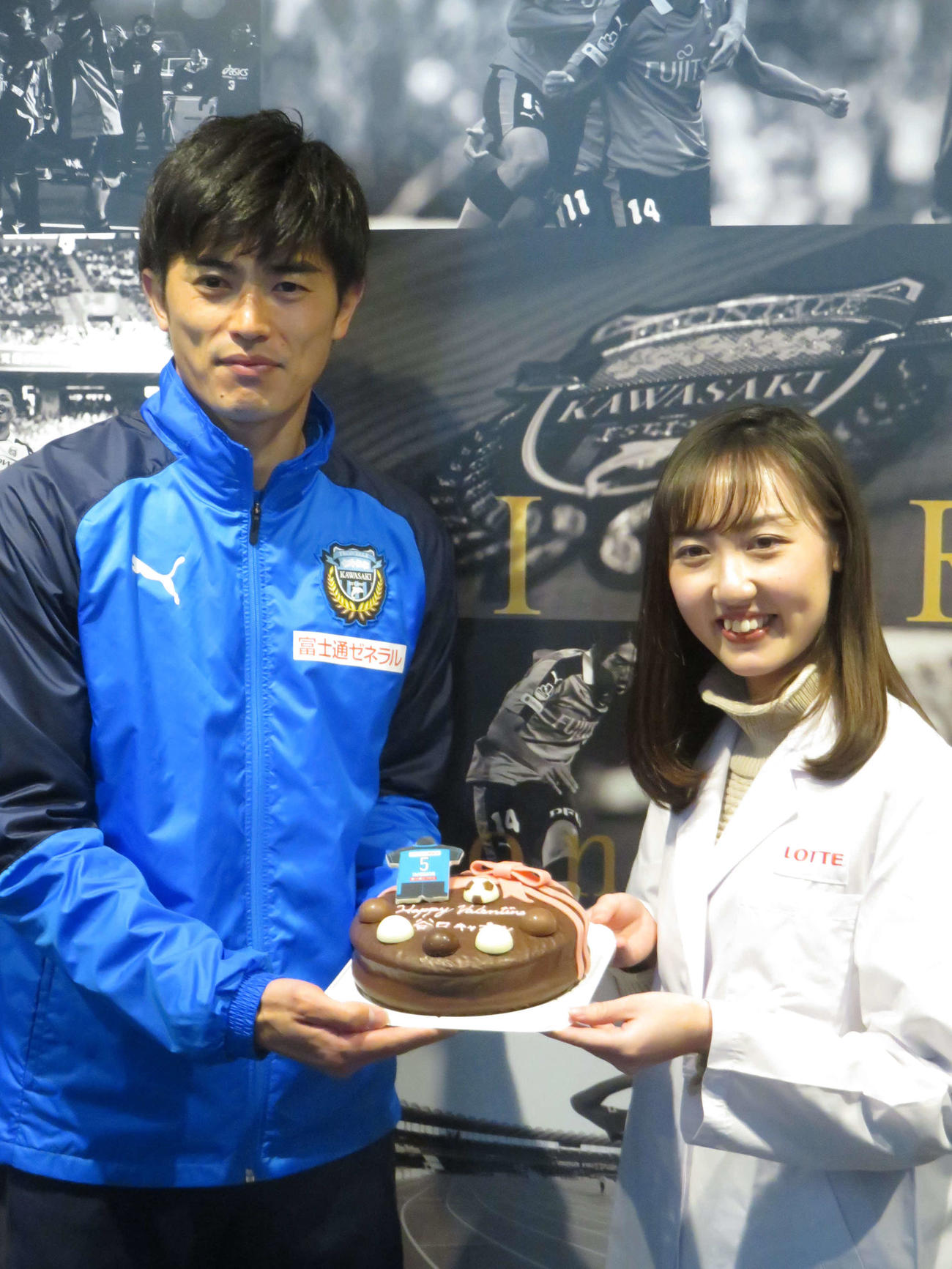 バレンタインデーのチョコとしてロッテから贈呈された特製チョコパイを贈呈された川崎FのDF谷口主将(左)