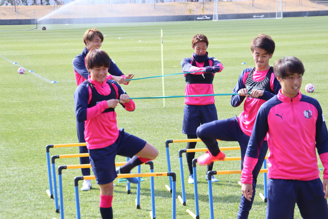一緒にトレーニングを行うC大阪MF坂元（左）とFW西川（右）（撮影・南谷竜則）