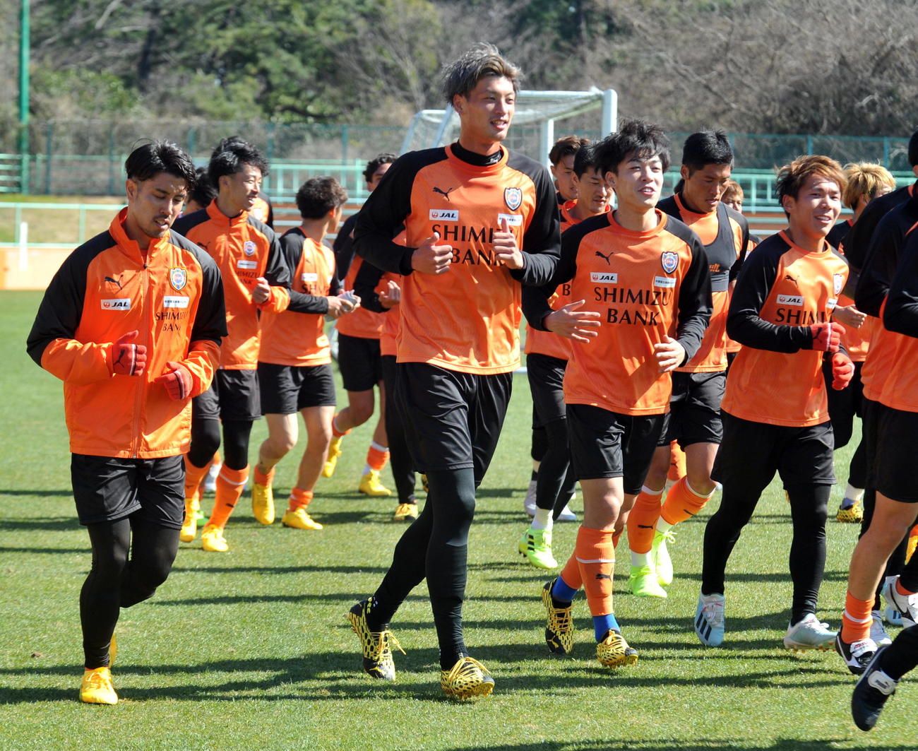 ダウンでランニングする左から清水MF竹内、DF立田、MF西沢、MF金子