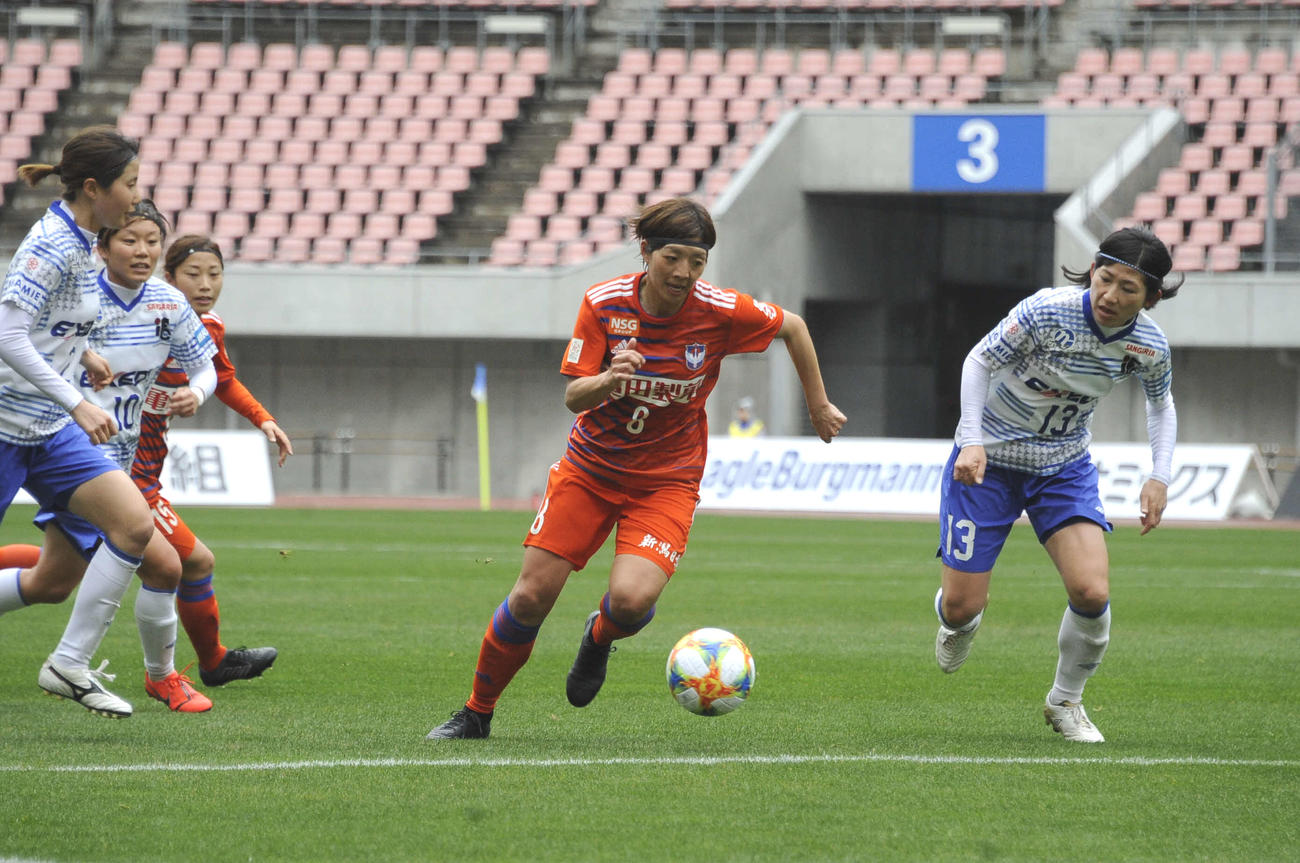 デンカSでの伊賀戦でゴールに迫る新潟L大石（中央）（2019年3月21日撮影）