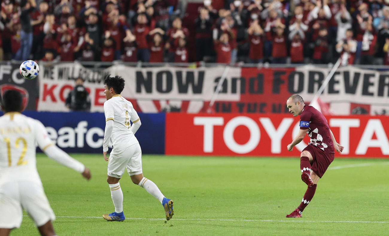 神戸対JDT　前半、神戸FW小川の先制ゴールをアシストするロングパス出すMFイニエスタ（撮影・清水貴仁）
