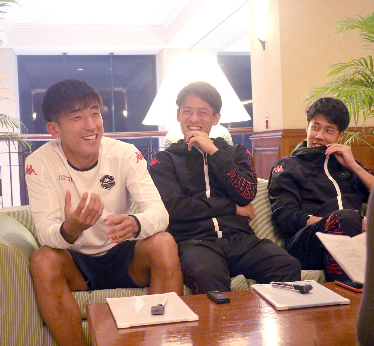 座談会で笑顔を見せる左からMF金子、高嶺、DF田中（撮影・浅水友輝）