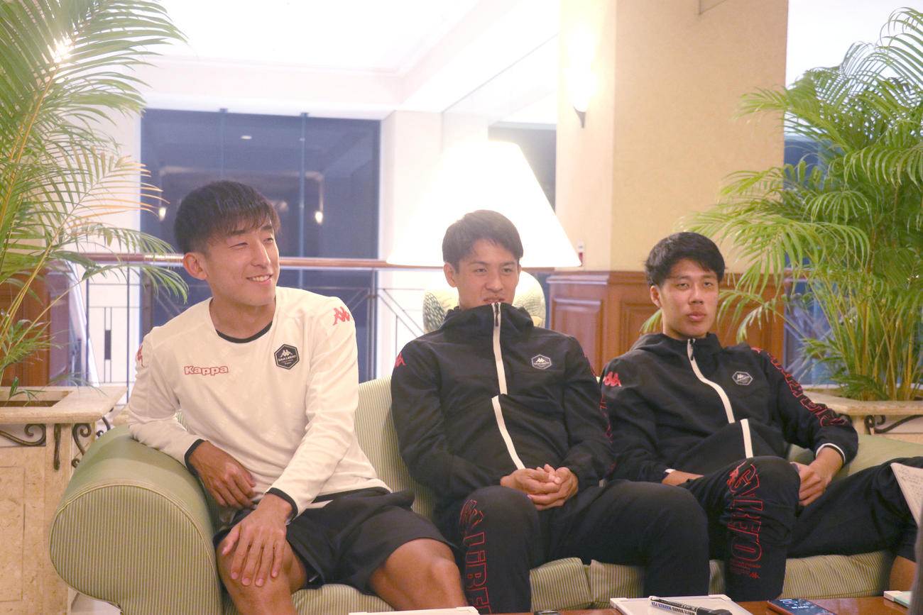 大卒ルーキートリオ座談会。左からMF金子、高嶺、DF田中（撮影・浅水友輝）