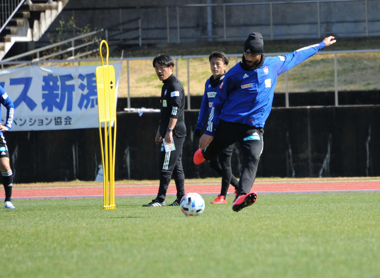 シュートを放つ舞行龍ジェームズ（右）（撮影・小林忠）