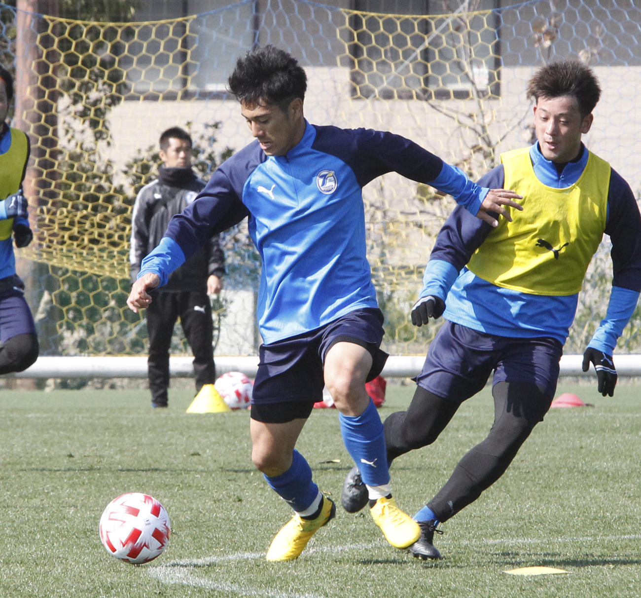 実戦形式練習で競りあう新加入の大分FW知念慶（左）　（撮影・菊川光一）