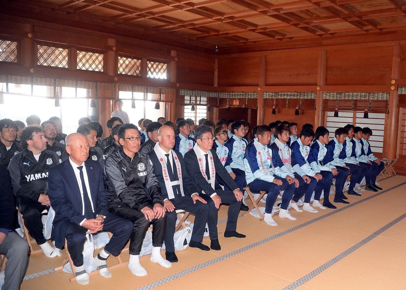 必勝祈願に臨む磐田の選手やスタッフら