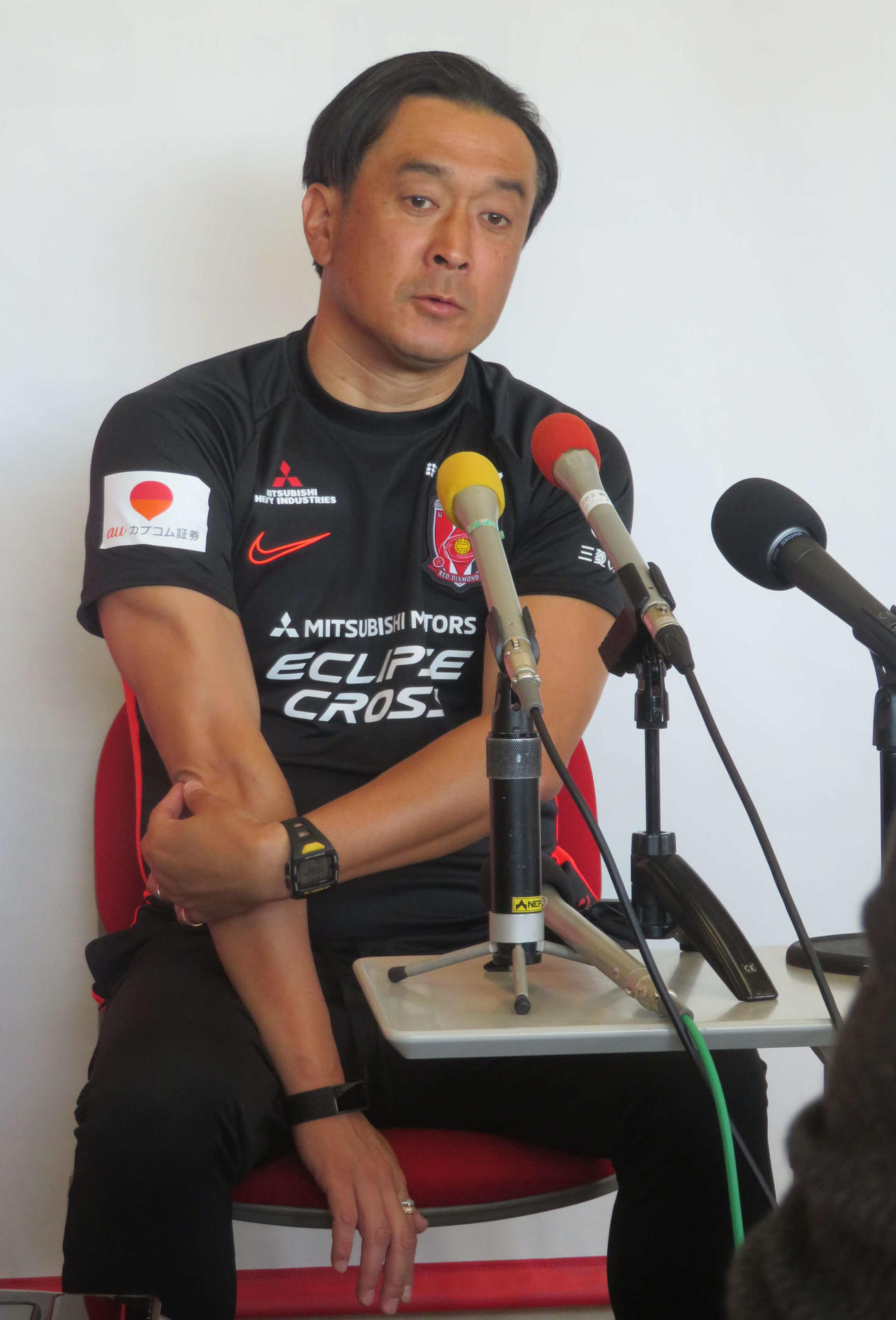 練習後に会見する浦和の大槻監督
