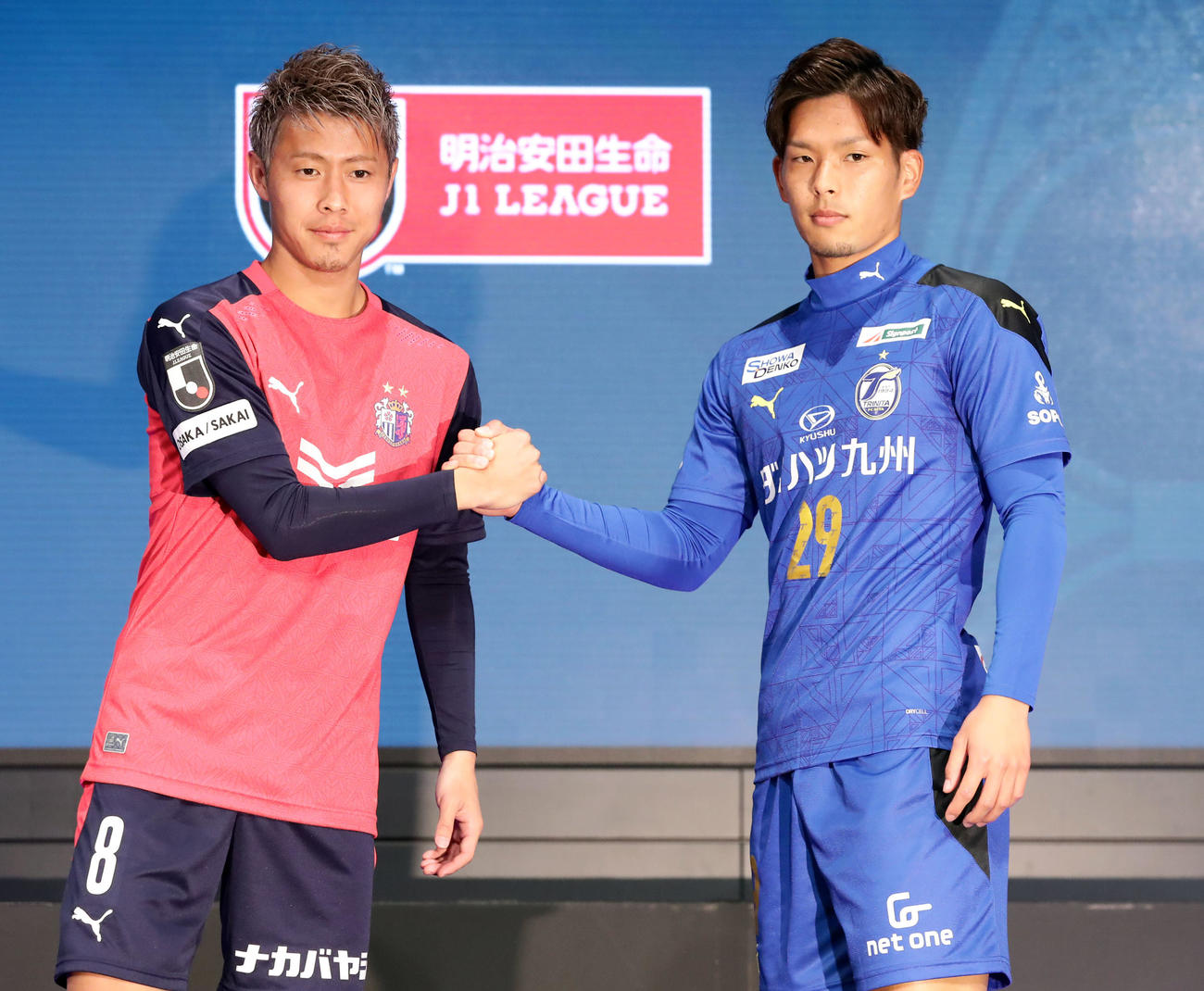 2020Jリーグキックオフカンファレンスで開幕カードのC大阪FW柿谷（左）と大分DF岩田は握手（撮影・浅見桂子）