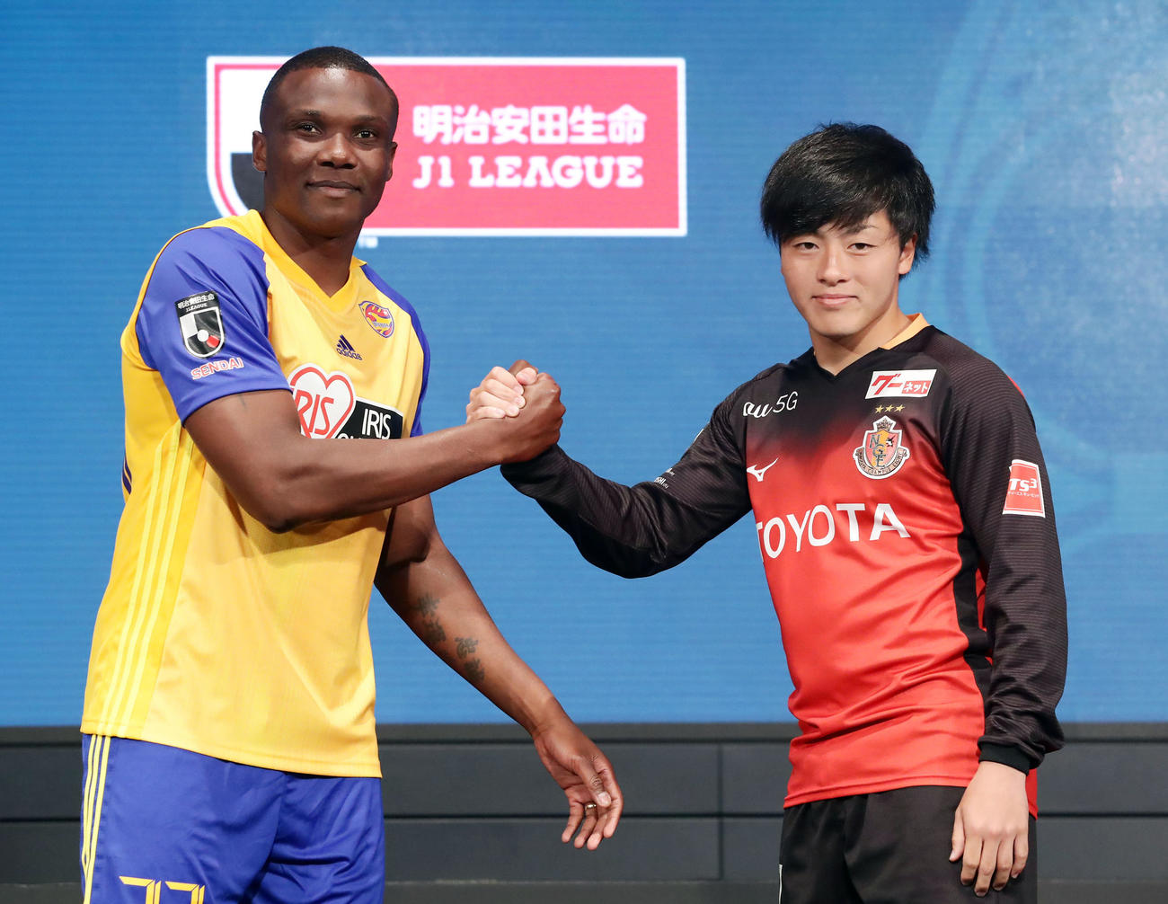 2020Jリーグキックオフカンファレンスで開幕カードの仙台・シマオ　マテ（左）と名古屋・相馬は笑顔で握手（撮影・浅見桂子）