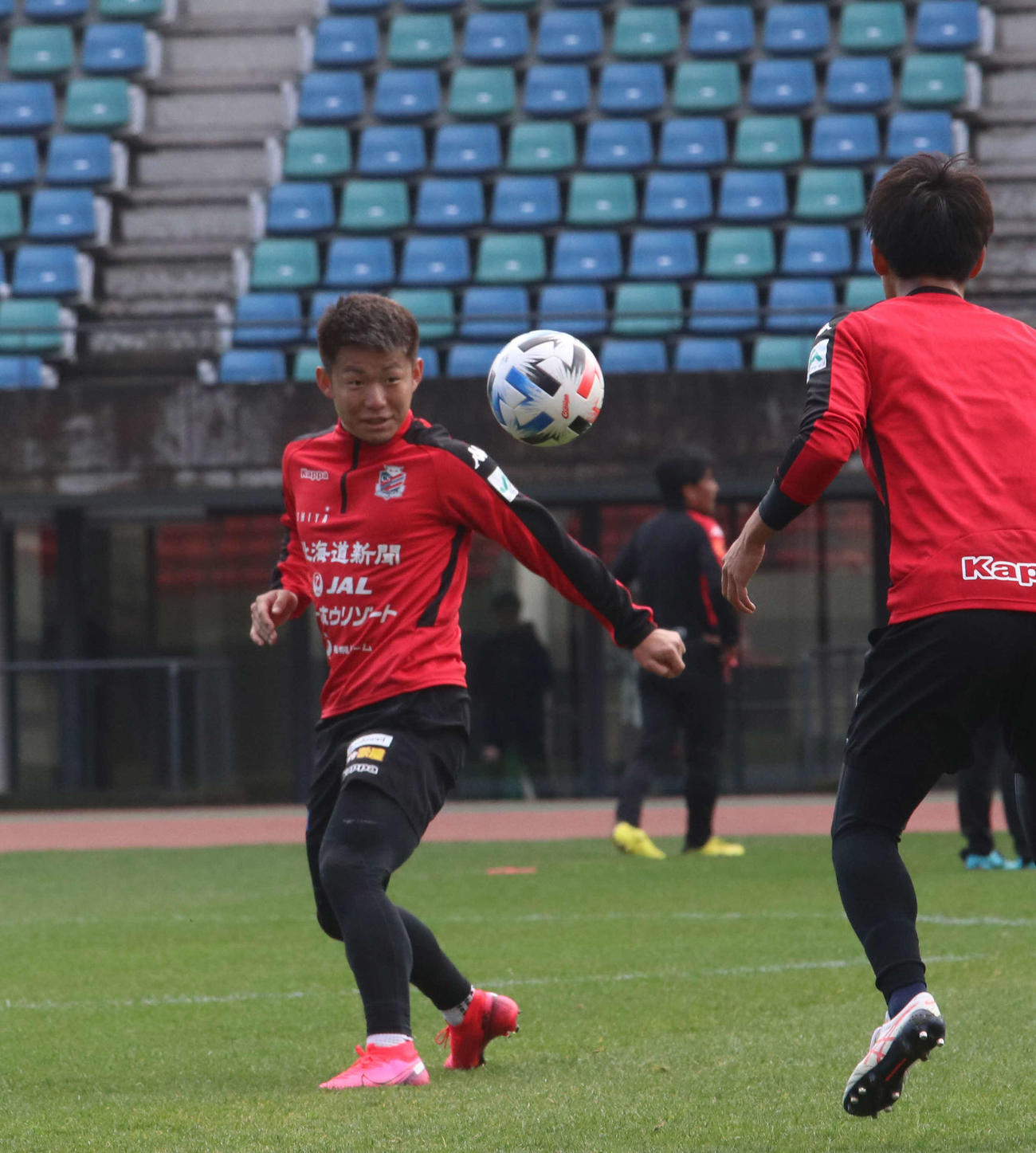 リラックスした表情で練習をこなす札幌FW菅（左）（撮影・浅水友輝）
