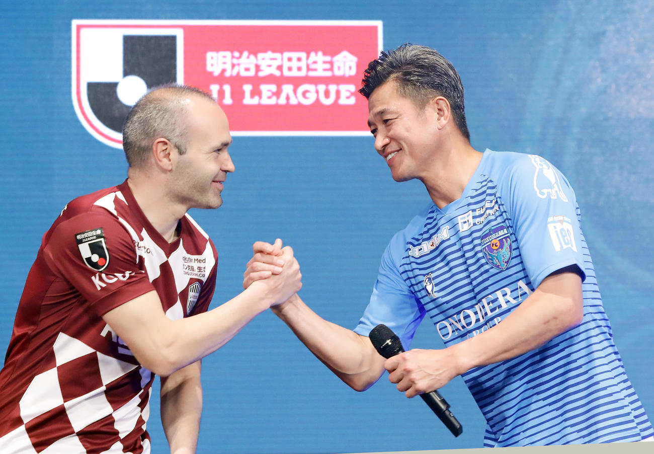 2020Jリーグキックオフカンファレンスで開幕カードの神戸MFイニエスタ（左）と横浜FC・FW三浦は笑顔で握手（撮影・浅見桂子）