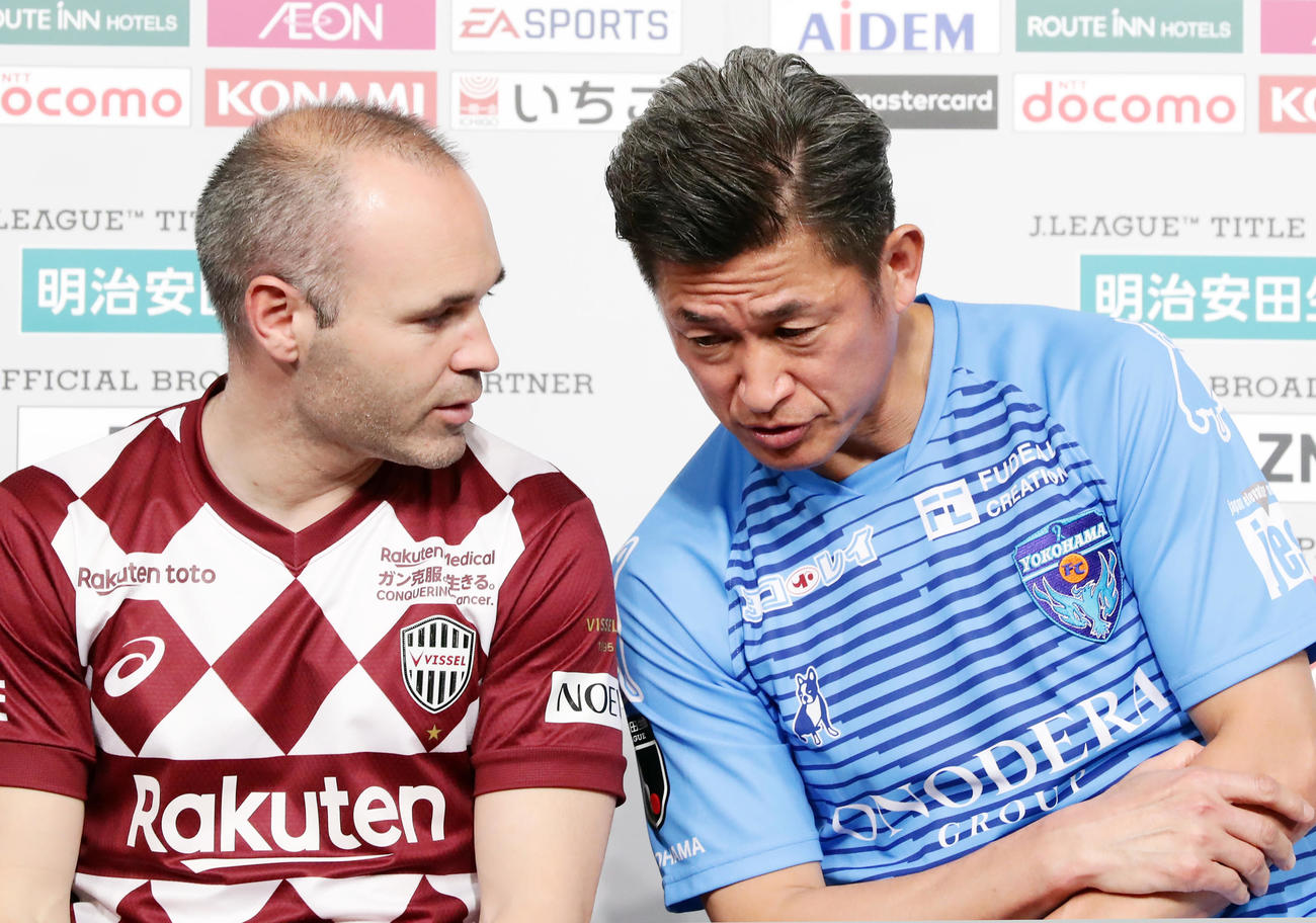 2020Jリーグキックオフカンファレンスの共同会見で、横浜FC・FW三浦（右）に耳打ちする神戸MFイニエスタ（撮影・浅見桂子）