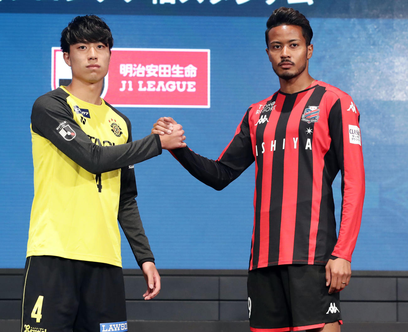 2020Jリーグキックオフカンファレンスで開幕カードの柏DF古賀（左）と札幌FW鈴木は握手（撮影・浅見桂子）