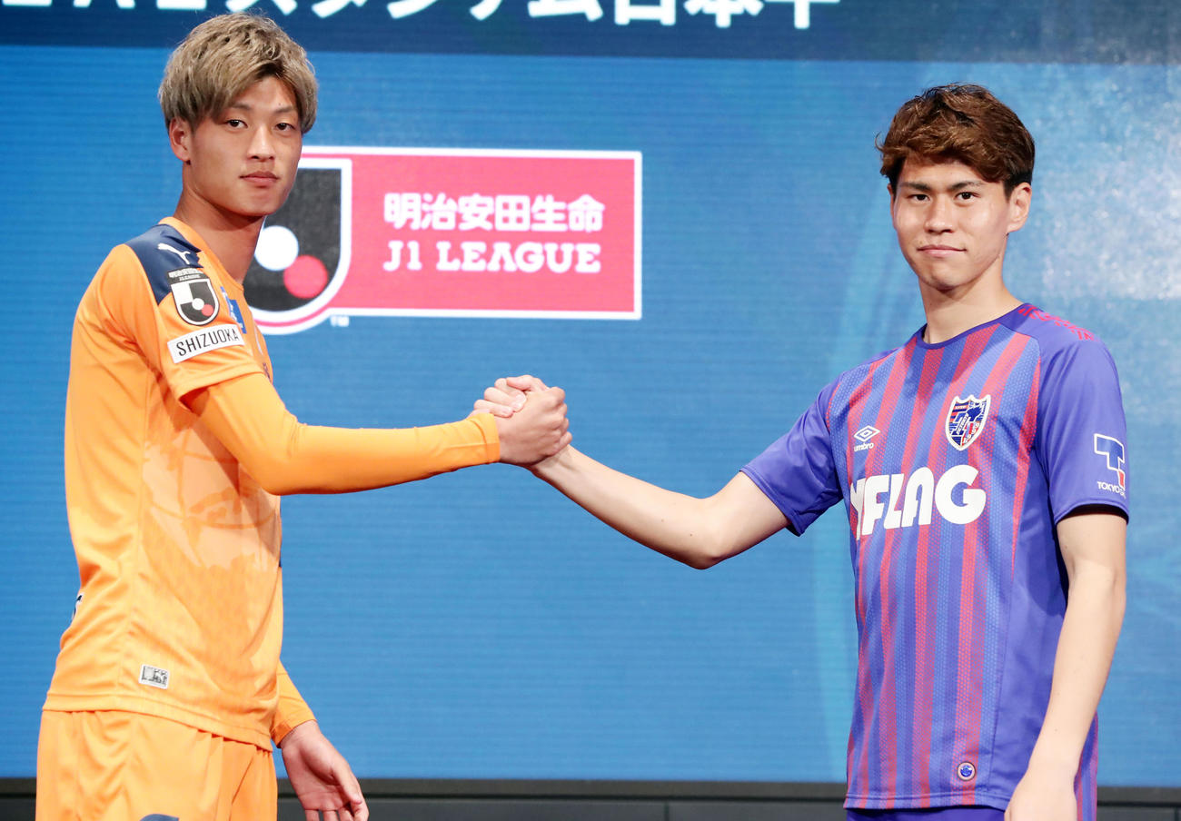 2020Jリーグキックオフカンファレンスで開幕カードの清水DF立田（左）と東京MF橋本は握手（撮影・浅見桂子）