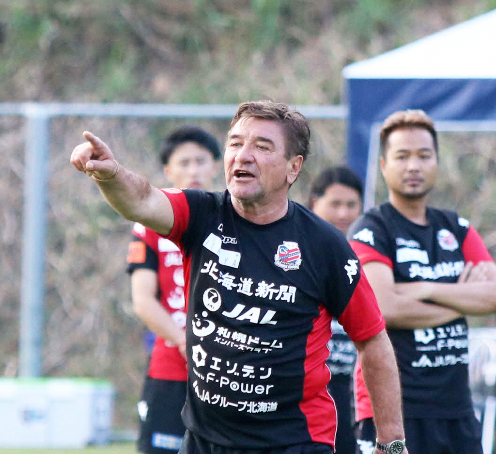 タイキャンプで指導するペトロビッチ監督（2020年1月14日撮影）