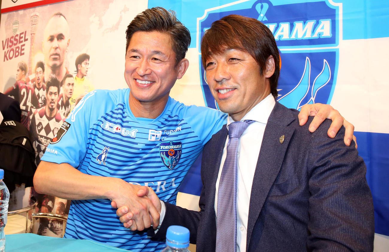 2020Jリーグキックオフカンファレンスで、笑顔で握手する横浜FC・FW三浦（左）と下平監督（撮影・浅見桂子）