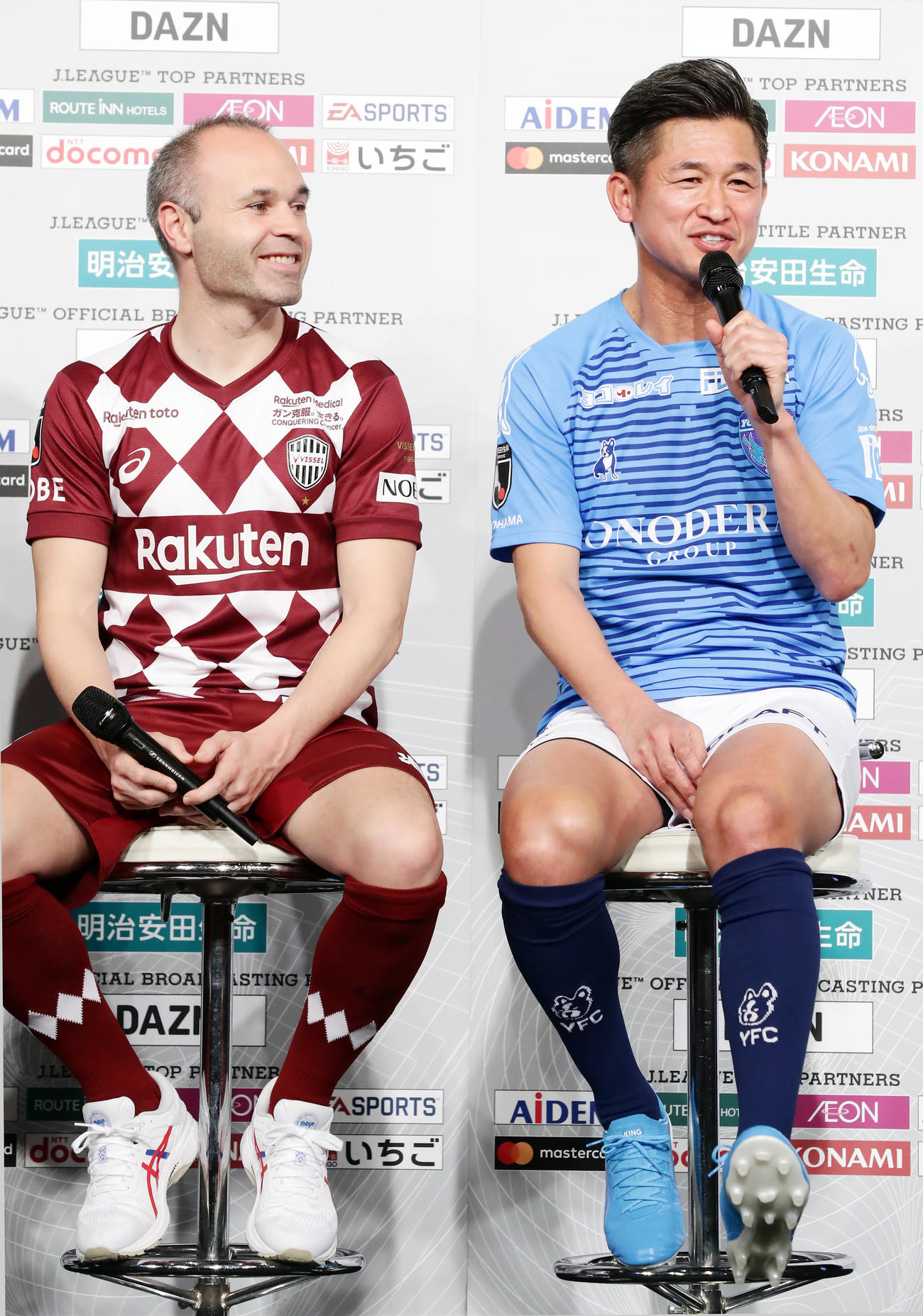 2020Jリーグキックオフカンファレンスの共同会見で、1人スパイクを履いてきた横浜FW・FW三浦（右）は突っ込まれ笑顔。左は神戸MFイニエスタ（撮影・浅見桂子）
