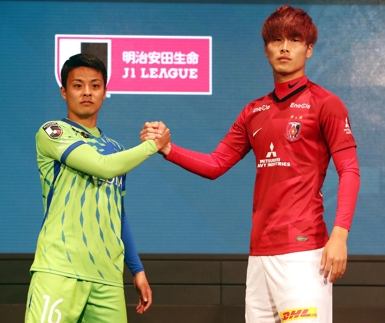 2020Jリーグキックオフカンファレンスで開幕カードの湘南MF齊藤（左）と浦和DF橋岡は握手（撮影・浅見桂子）