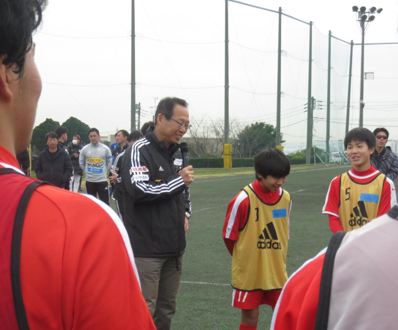 「岡田メソッド」セミナーを実施するFC今治の岡田武史オーナー(奥)