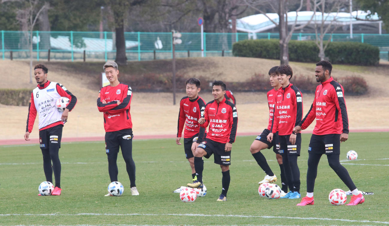 シュート練習でリラックスした表情を見せる札幌イレブン（撮影・浅水友輝）