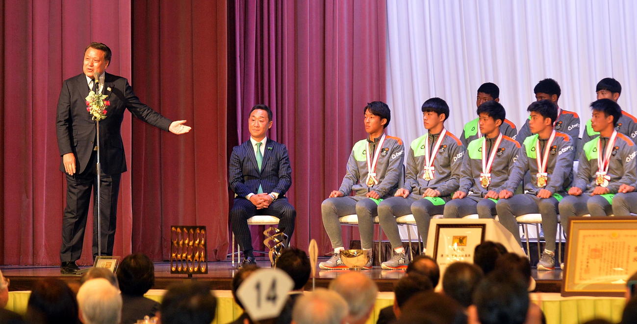 青森山田サッカー部全国大会祝賀会であいさつする日本協会の田嶋会長（左端）。中央は青森山田の黒田監督（撮影・鎌田直秀）