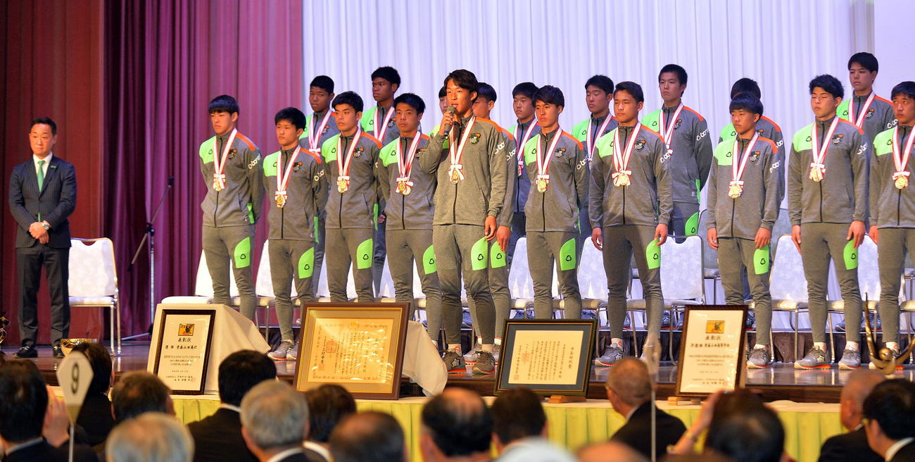 青森山田サッカー部全国大会祝賀会であいさつする浦和MF武田（中央）。左端は青森山田の黒田監督