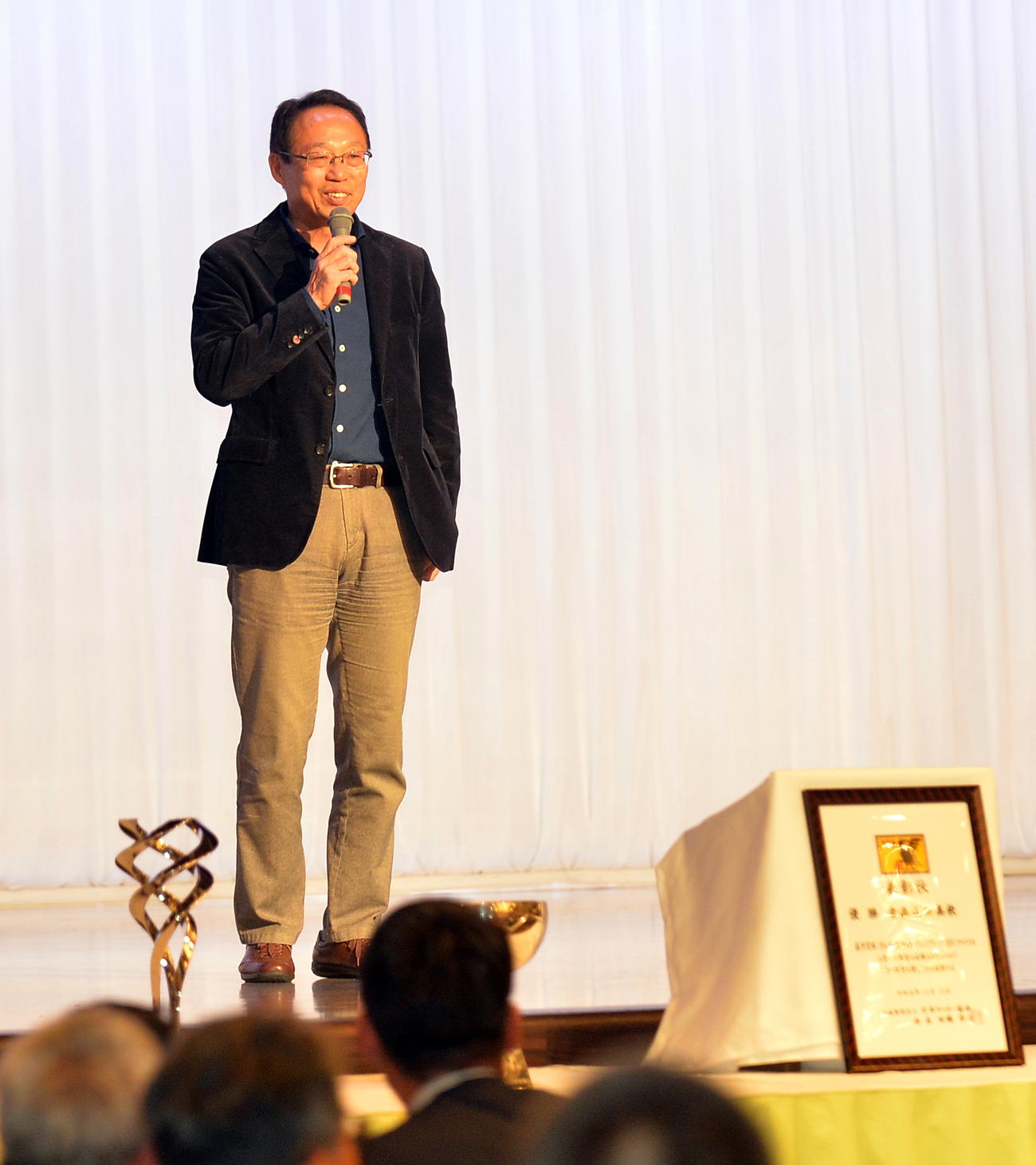 青森山田サッカー部全国大会祝賀会であいさつするFC今治の岡田会長（撮影・鎌田直秀）