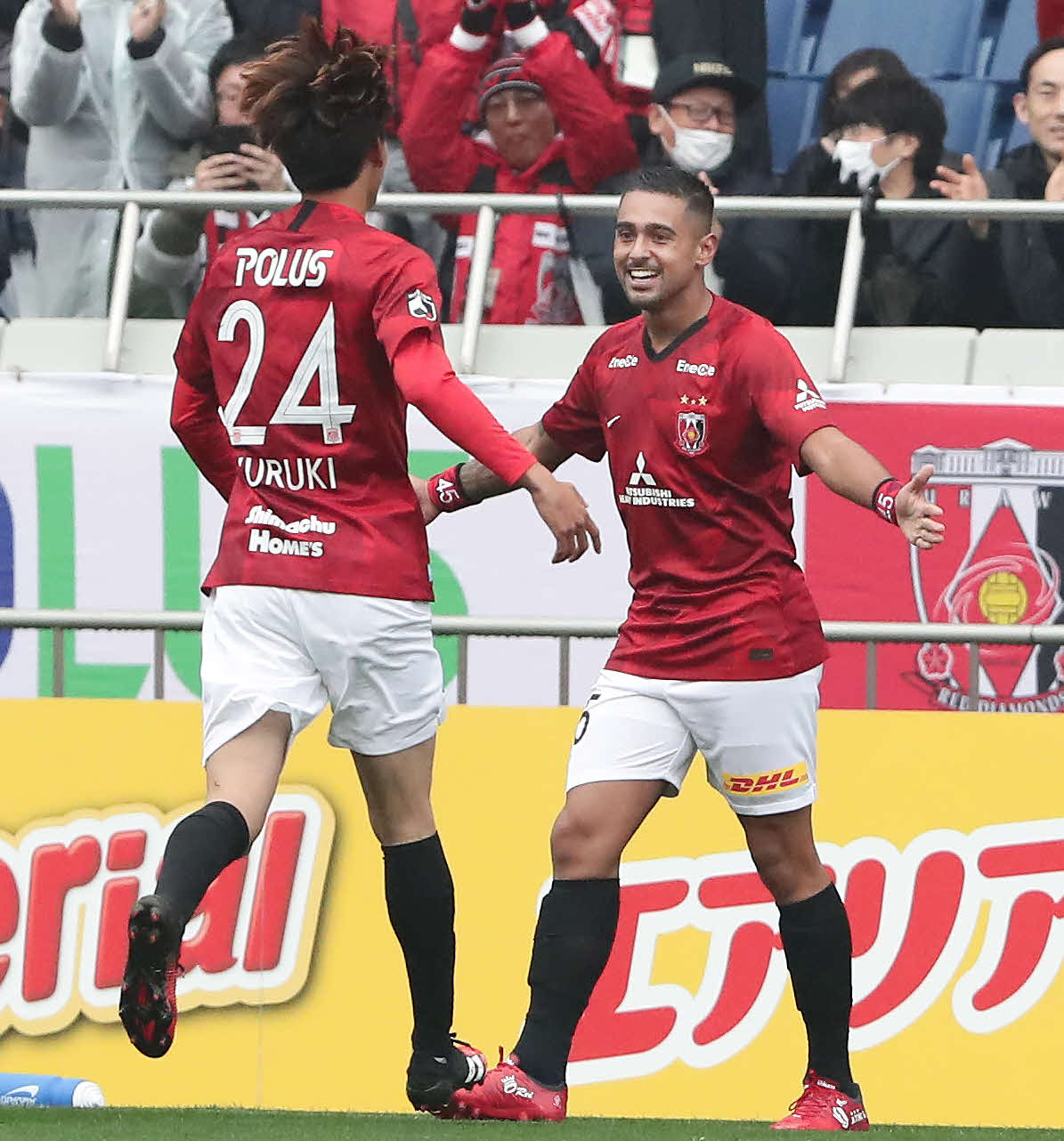 浦和対仙台　前半、先制ゴールを決めて喜ぶ浦和FWレオナルド（右）（撮影・丹羽敏通）