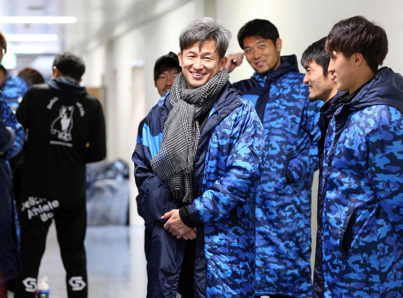 ルヴァン杯横浜FC対広島　ベンチ外となり、選手を送りに控え室から出る横浜FC三浦（中央）ら（撮影・浅見桂子）