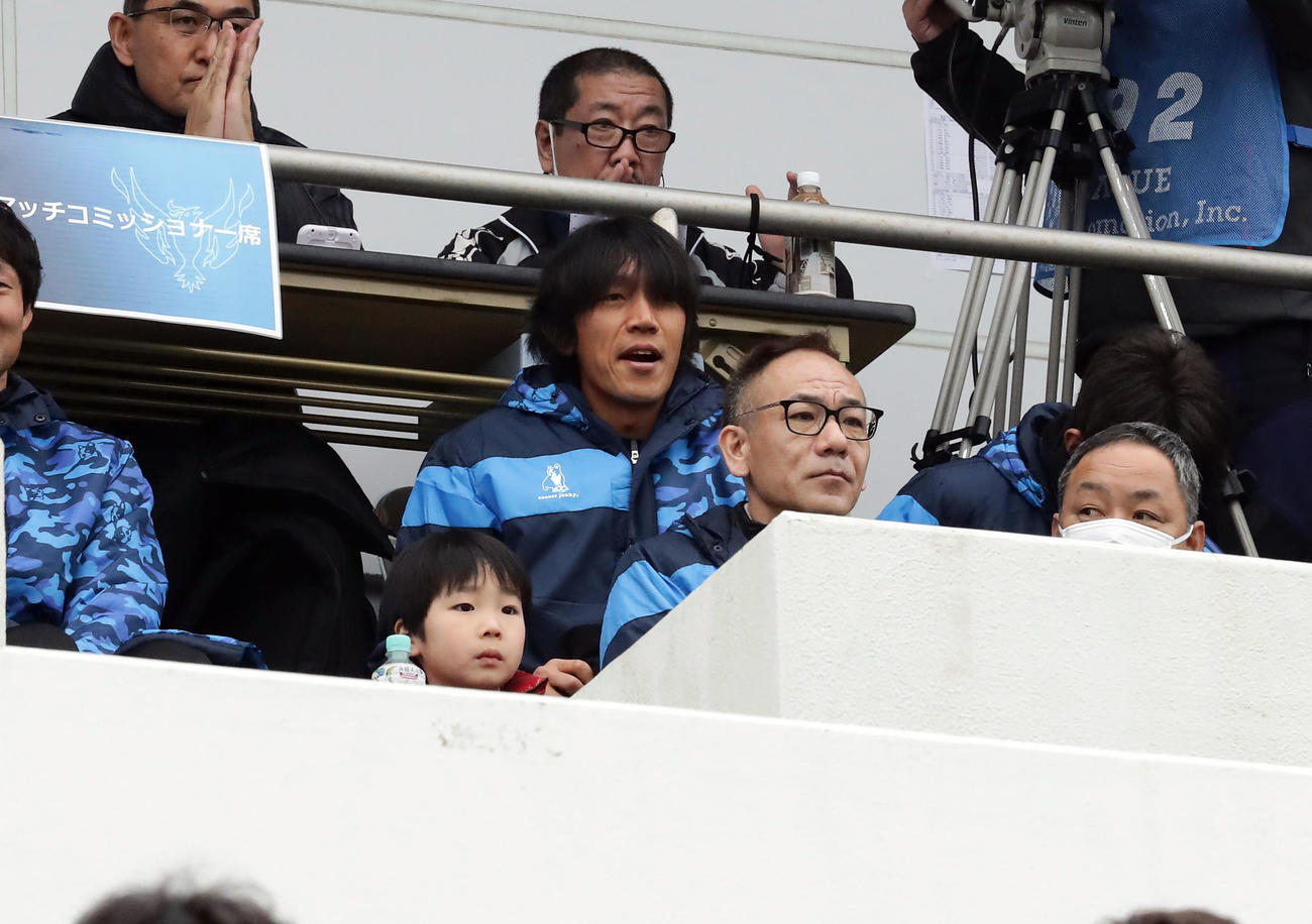 ルヴァン杯横浜FC対広島　ベンチ外となり、スタンドから観戦する横浜FC・MF中村（中央）（撮影・浅見桂子）