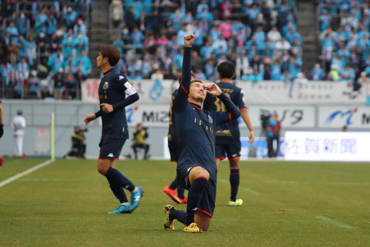 鳥栖対札幌　後半36分、直接FKを決めてパフォーマンスで喜ぶ札幌DF福森（撮影・保坂果那）
