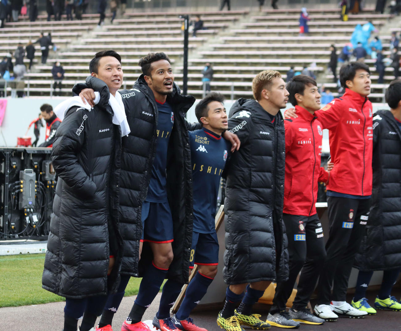 3－0で勝利し、サポーターと喜び合う札幌イレブン。左から2人目は3点目を決めたMF鈴木（撮影・保坂果那）