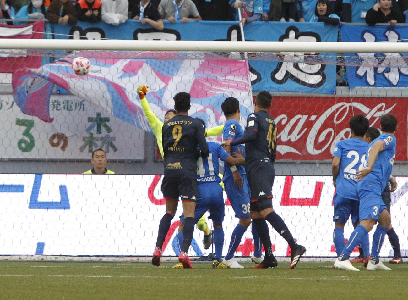 鳥栖は前半14分、CKから札幌FWジェイにヘディングシュートで先制された（撮影・菊川光一）