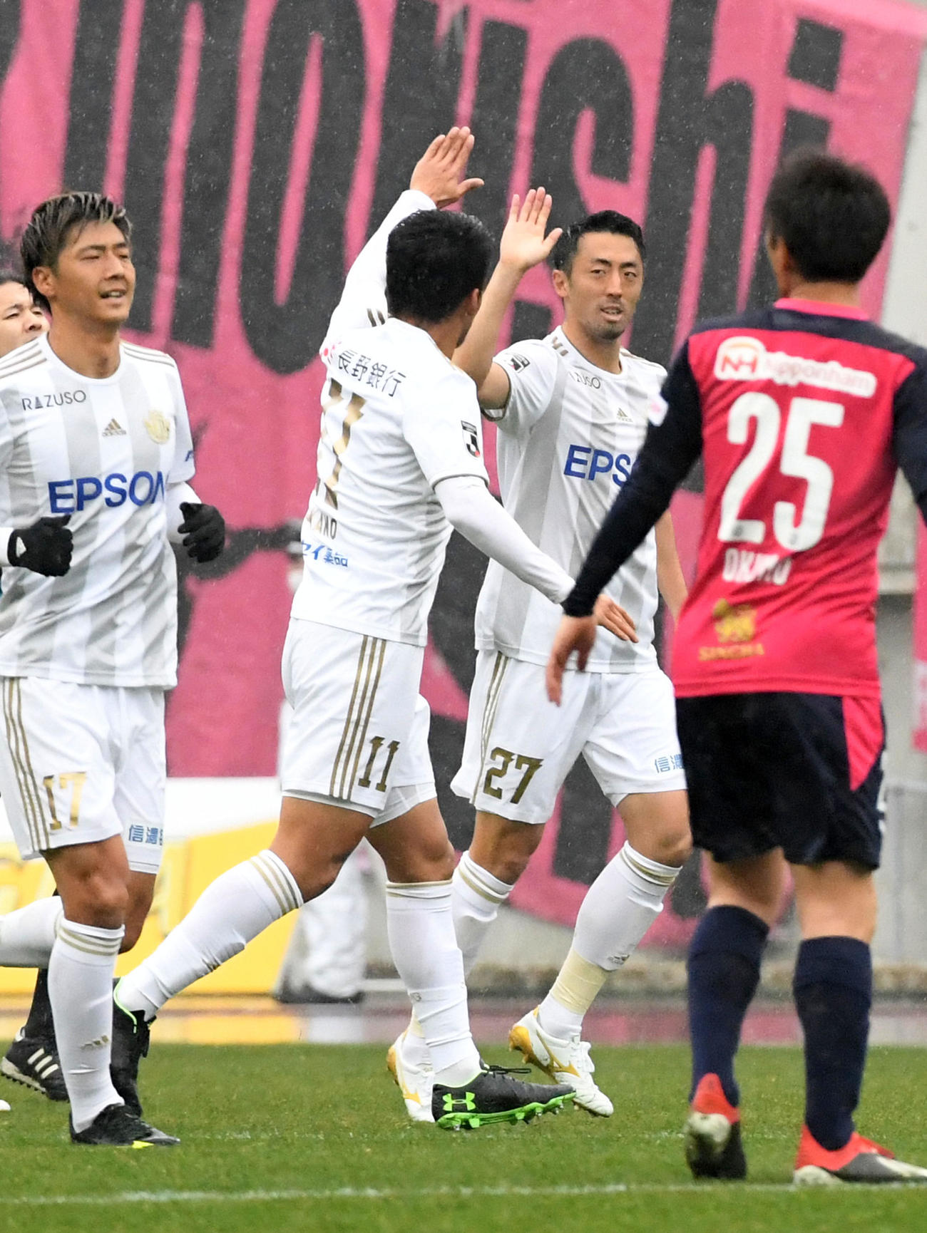 前半、先制ゴールを決め松本山雅FW阪野（左）から祝福を受けるMF鈴木（撮影・前岡正明）