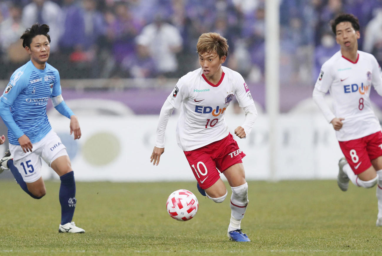 横浜FC－広島　前半、ドリブルで攻め込む広島森島（共同）