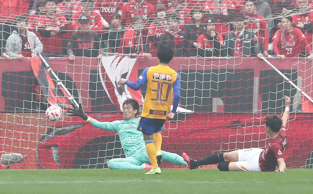 浦和対仙台　前半、右足で2点目のゴールを決める仙台MF田中（手前）。浦和GK西川（撮影・丹羽敏通）