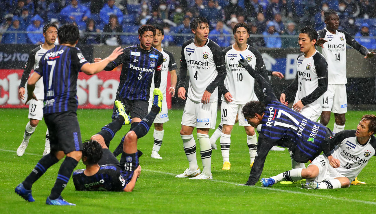 後半、G大阪DF新里亮（手前右から2人目）がゴールネットを揺らすが、DF遠藤保仁（手前左端）がオフサイドの判定（撮影・宮崎幸一）