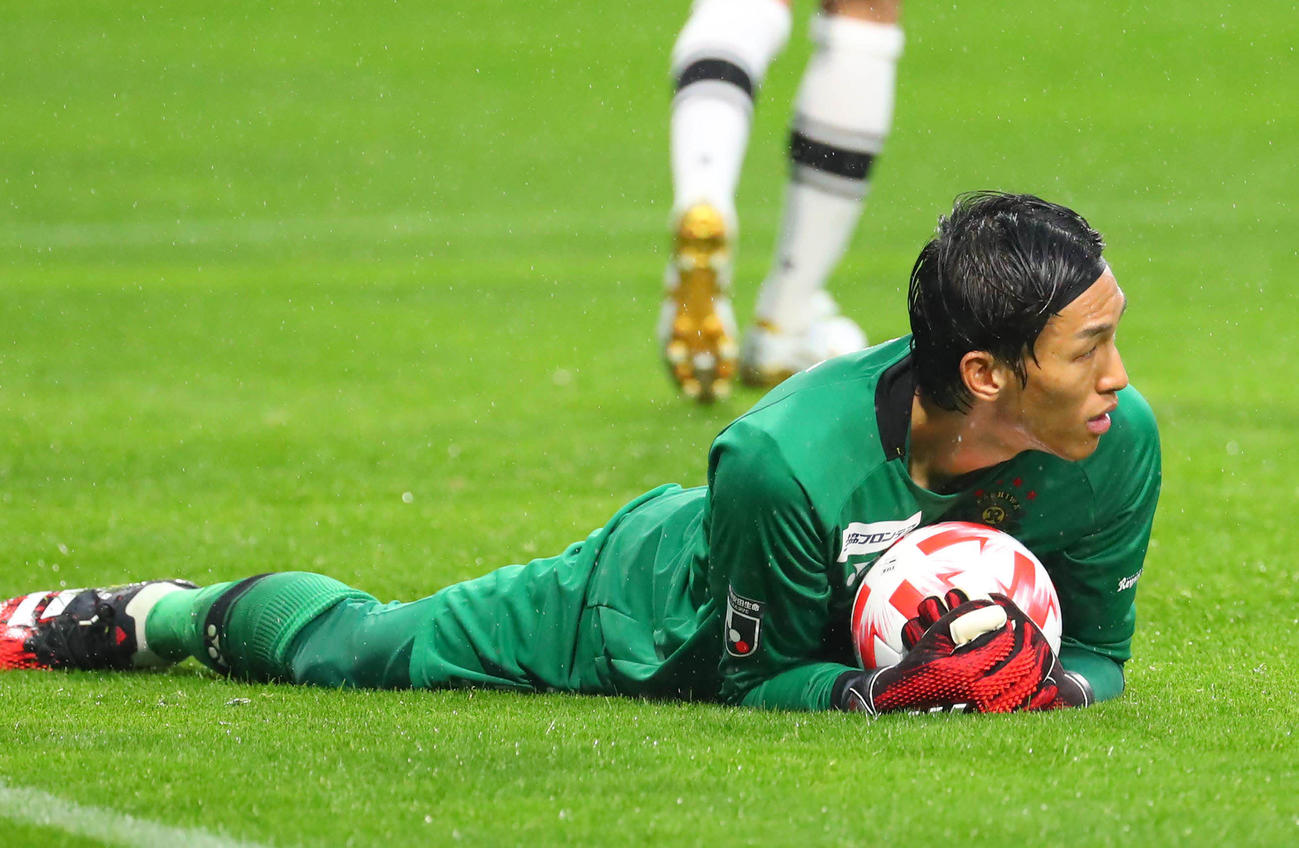後半終了間際、G大阪FW宇佐美貴史のシュートを防ぐ柏GKキム・スンギュ（撮影・宮崎幸一）