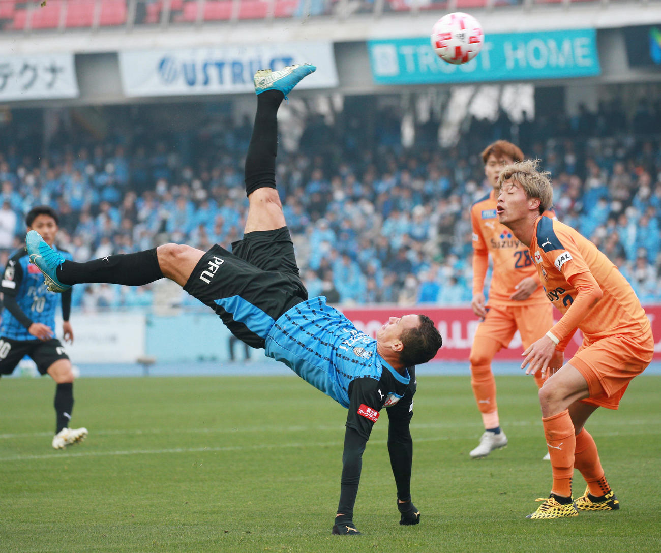 川崎F対清水　後半、オーバーヘッドシュートを放つ川崎FのFWレアンドロダミアン（撮影・中島郁夫）