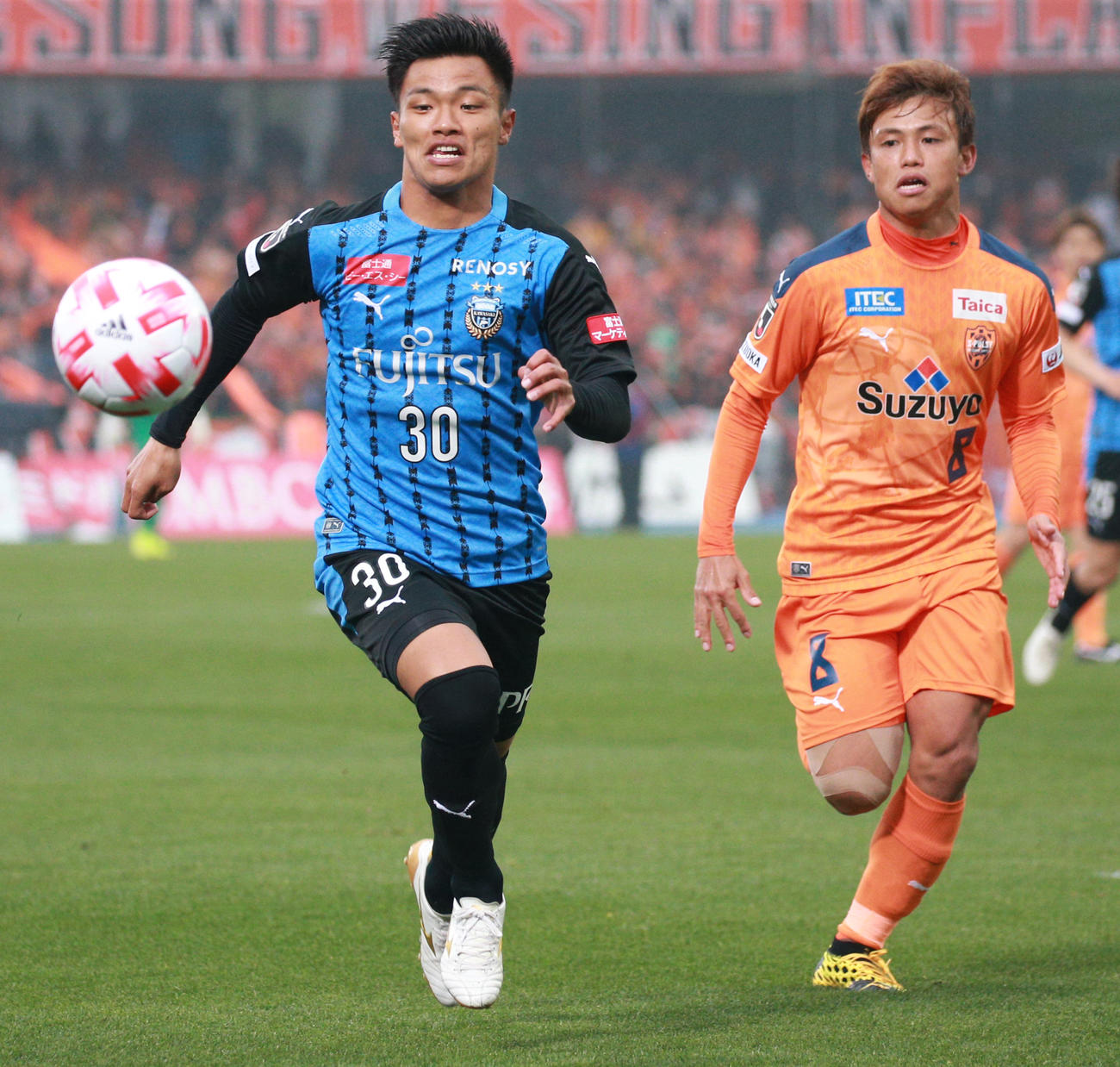 後半、ボールを追う川崎F・FW旗手。右は清水DF石毛（撮影・中島郁夫）