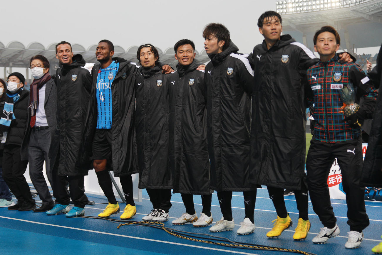 川崎F対清水　サポーターと勝利を喜ぶ川崎F選手たち（撮影・中島郁夫）