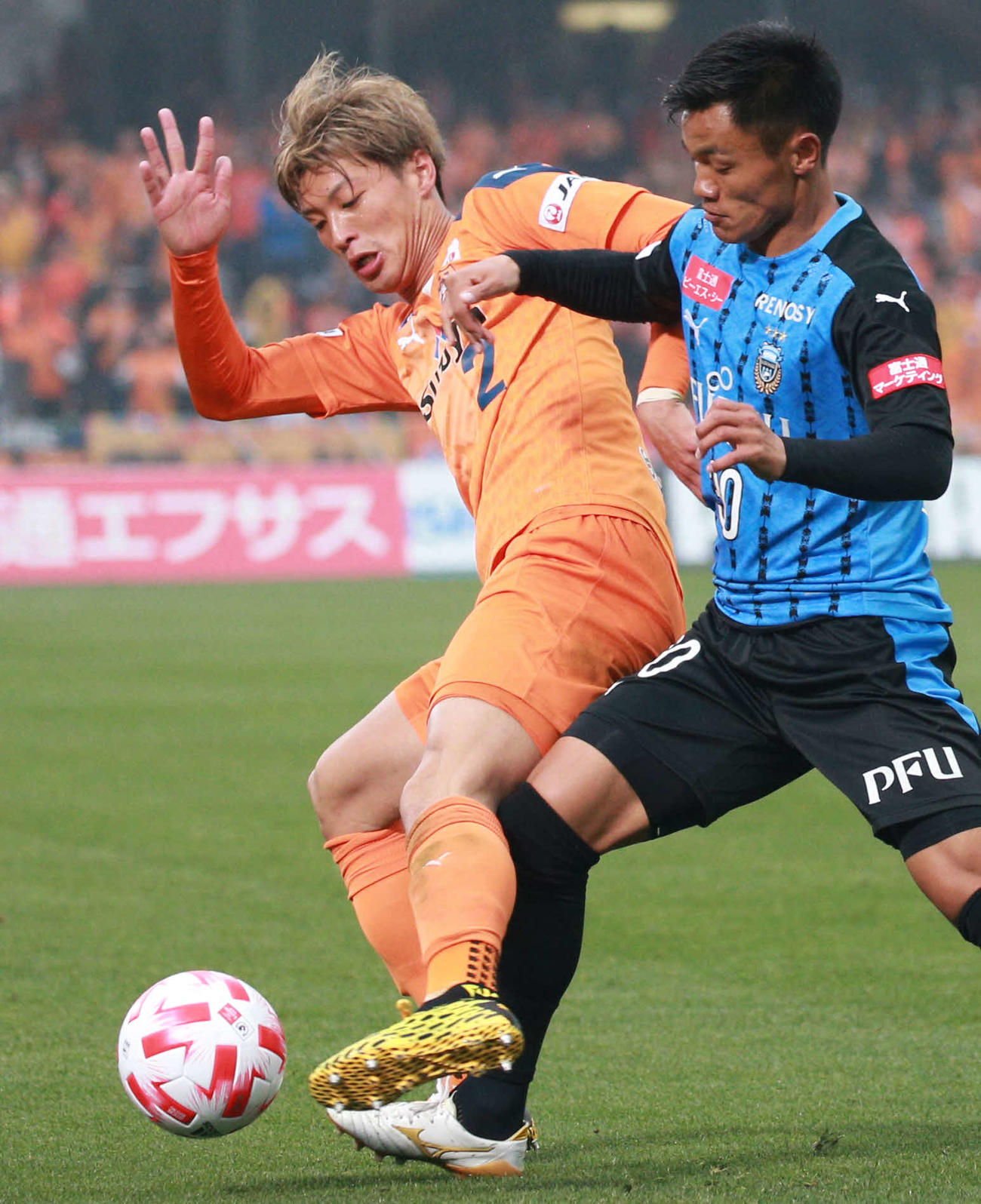 川崎F対清水　後半、競り合う川崎F・FW宮代（右）と清水DF立田（撮影・中島郁夫）