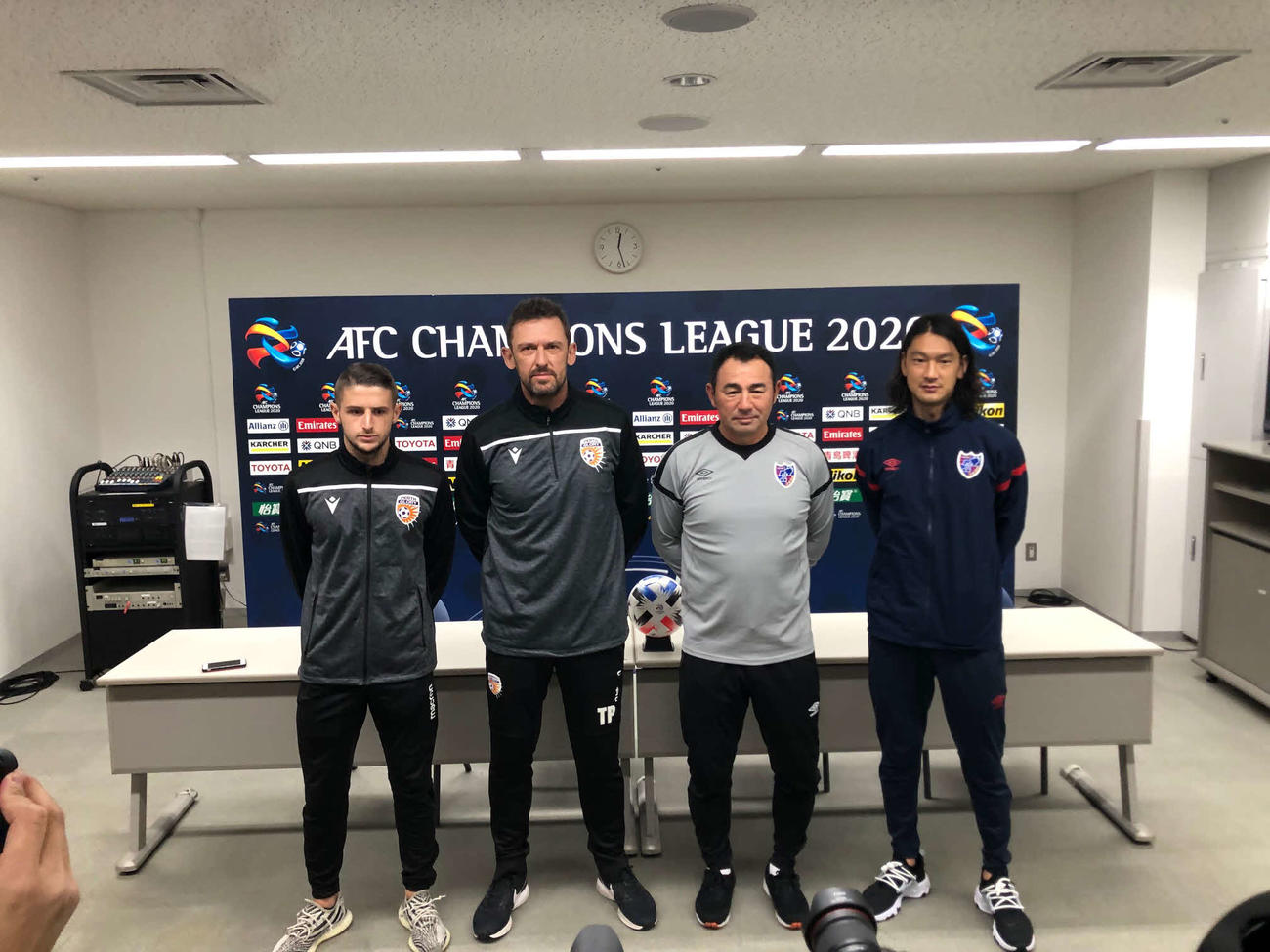 試合前日の会見に出席した（右から）東京のMF高萩、長谷川監督、パースのポポビッチ監督、MFブリマー