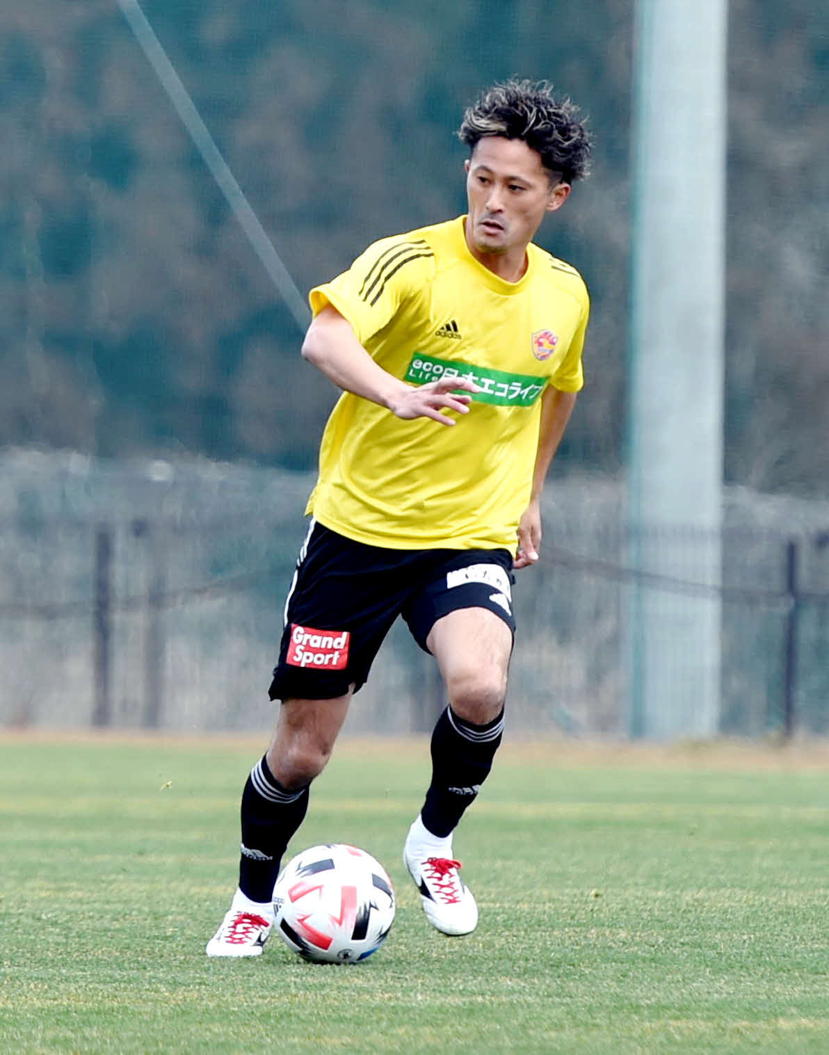 仙台対仙台大　ドリブルする仙台MF関口