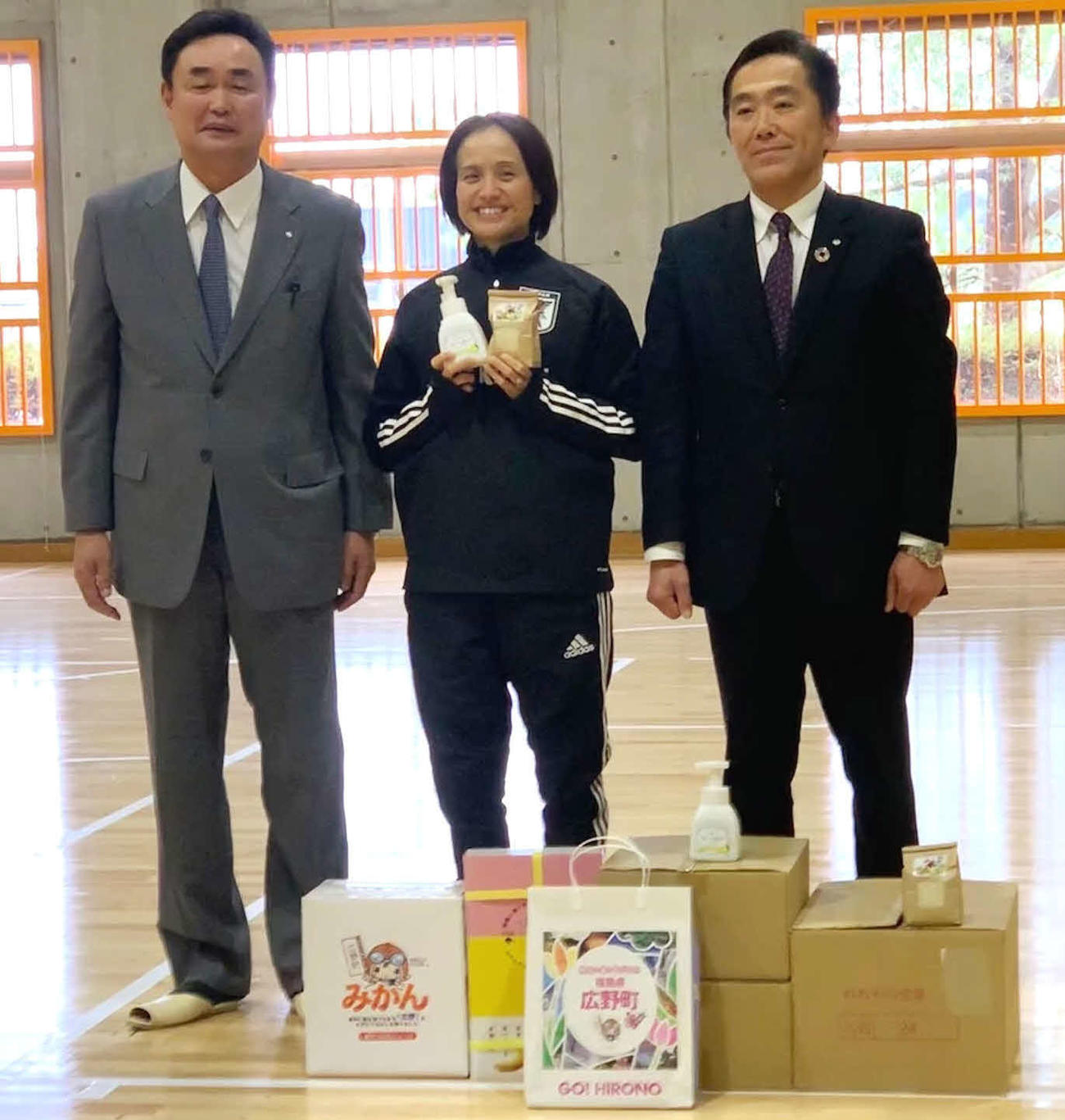 記念撮影する、左から松本幸英楢葉町長、高倉監督、遠藤智広野町長（撮影・松尾幸之介）