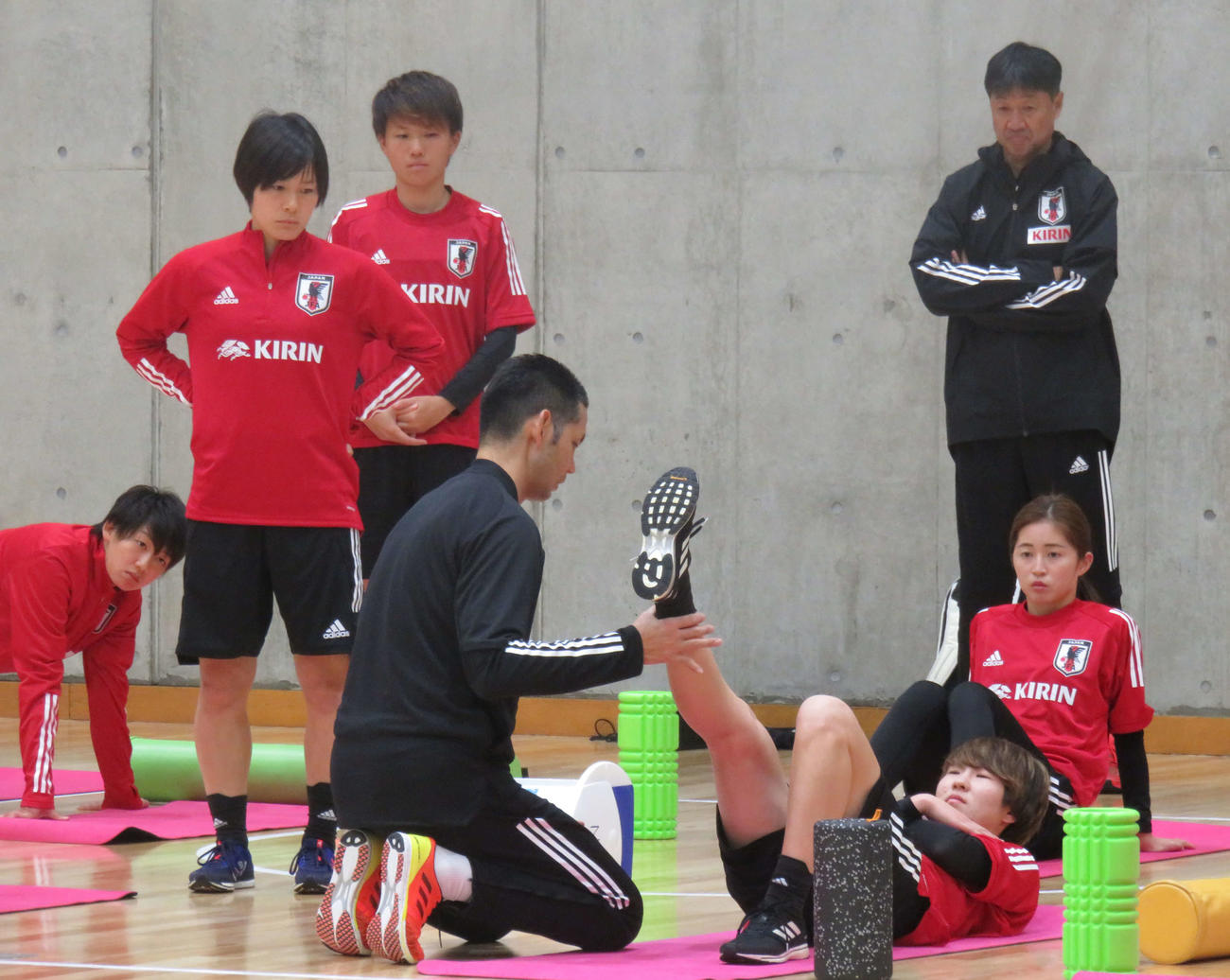 室内トレーニングを行う、なでしこジャパンの選手たち（撮影・松尾幸之介）