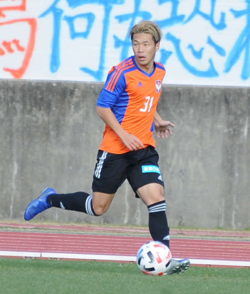 高知キャンプ中の練習試合・富山戦（8日）でボールを運ぶ堀米