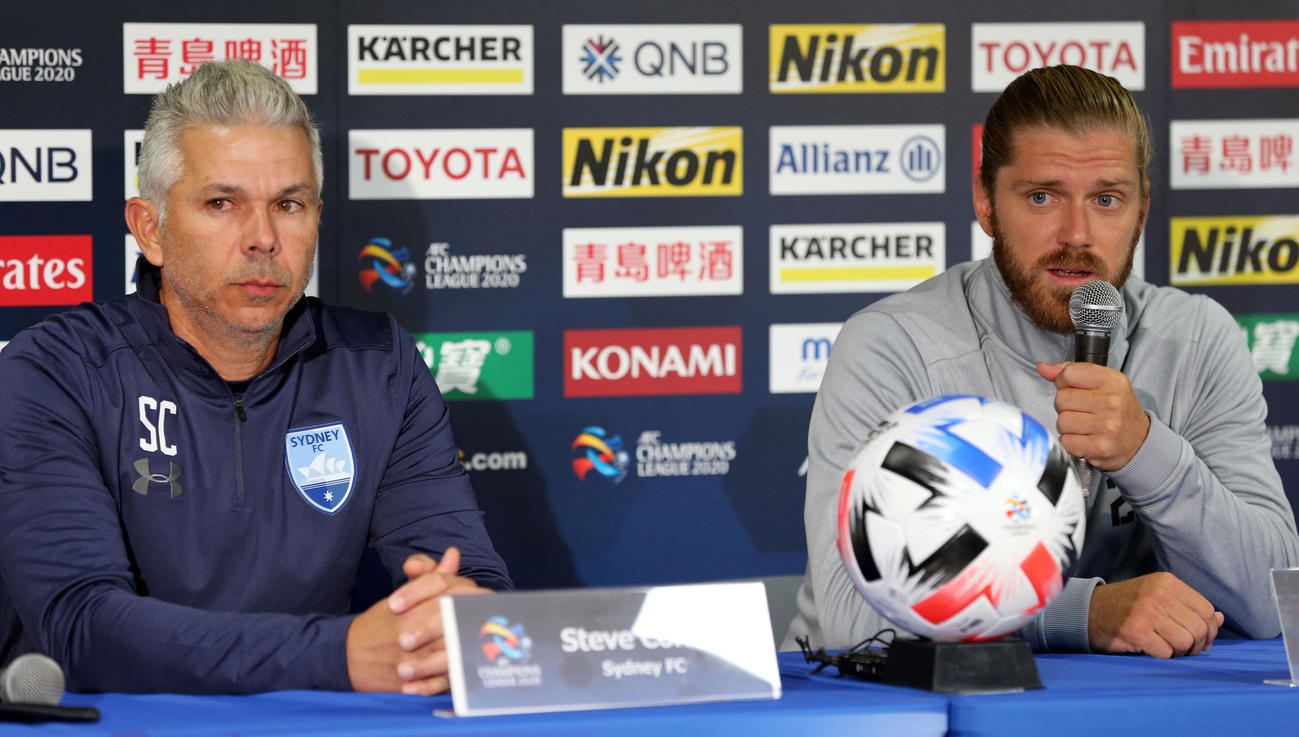 会見で報道陣の質問に答えるシドニーFCコリカ監督（左）とブラッタン（撮影・浅見桂子）